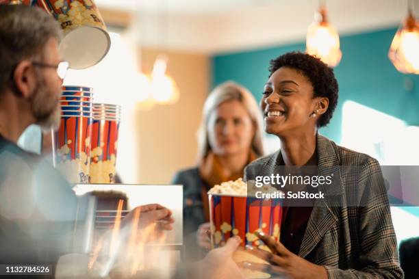 opgewonden voor haar popcorn - food stall stockfoto's en -beelden