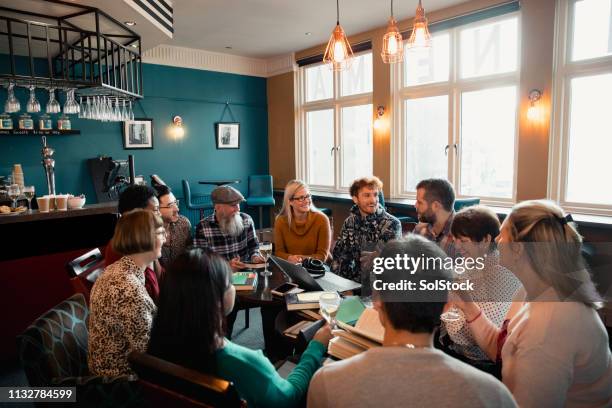 disfrutar de una copa en el club del libro - grupo organizado fotografías e imágenes de stock