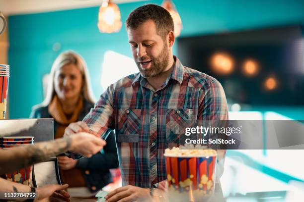 betalen voor popcorn - jobs film stockfoto's en -beelden