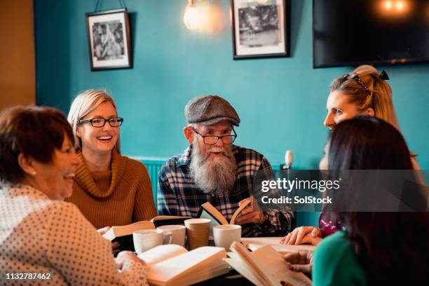 discussing during a book club - book club meeting stock pictures, royalty-free photos & images