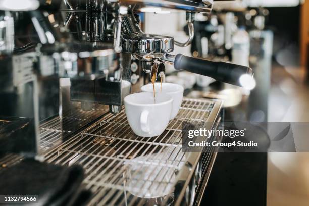 manos humanas que toman café espresso fresco - espresso maker fotografías e imágenes de stock