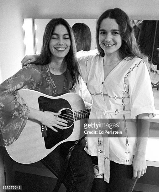 Emmylou Harris poses backstage with Nicolette Larson on February 3, 1977 in San Rafael, California.