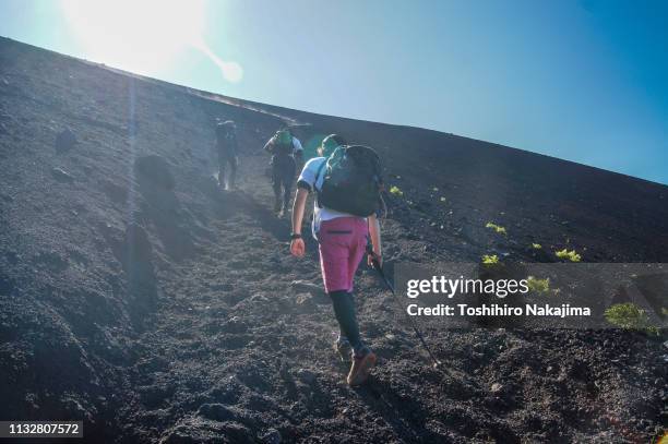 在富士山徒步旅行的人們 - mount fuji 個照片及圖片檔