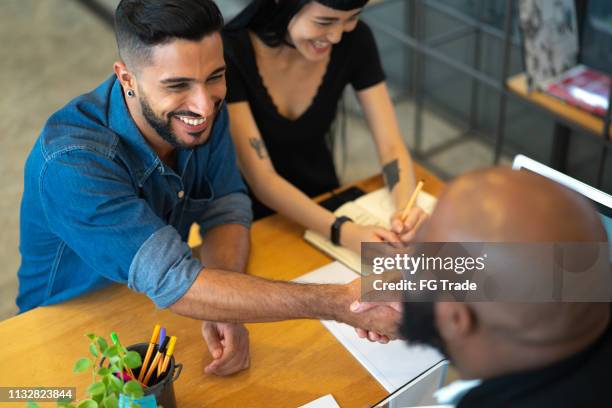 beratung und finanzprüfung bei betriebsversammlung - bank manager with client stock-fotos und bilder