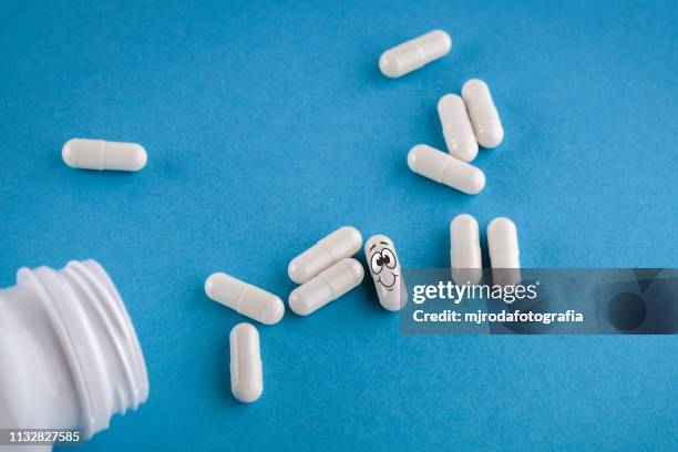 pills spill out of pill bottle - expresión facial stockfoto's en -beelden