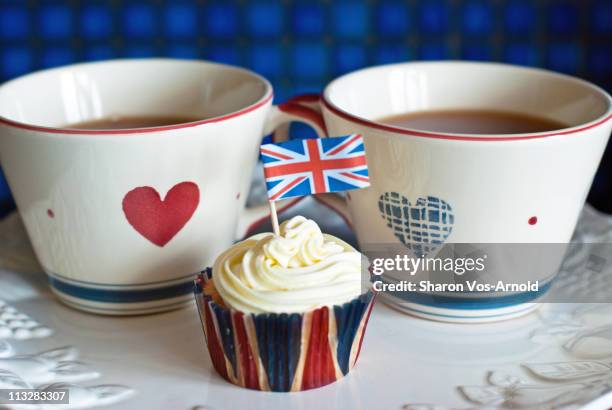 british cupcakes - tea and cupcakes stockfoto's en -beelden