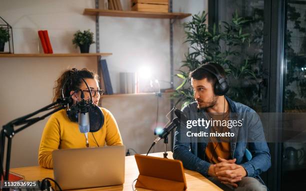 es experta en entrevistas radiofónicas - radio station fotografías e imágenes de stock