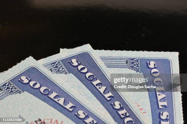 united states government issued social security cards - social security kaart stockfoto's en -beelden