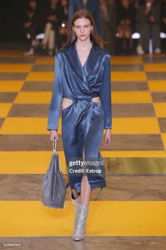 Off-White : Runway - Paris Fashion Week Womenswear Fall/Winter 2019/2020