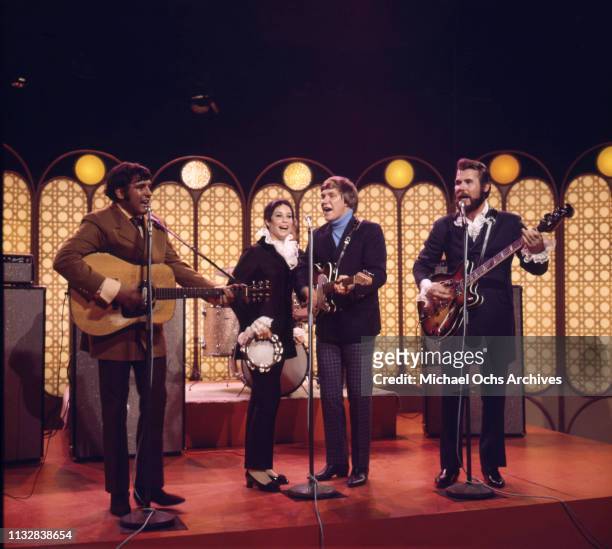 Kenny Rogers, Thelma Camacho, Mike Settle and Terry Williams of the band "Kenny Rogers & The First Edition" perform on a TV show in 1967..