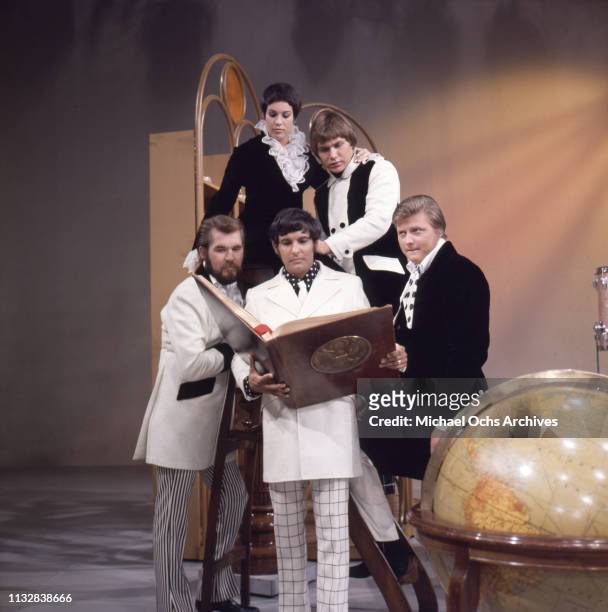 Kenny Rogers, Thelma Camacho, Mike Settle and Terry Williams and Mickey Jones of the band "Kenny Rogers & The First Edition" pose for a portrait...