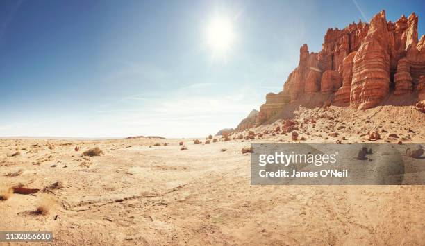 empty desert landscape with open plateau and cliff band - extremlandschaft stock-fotos und bilder