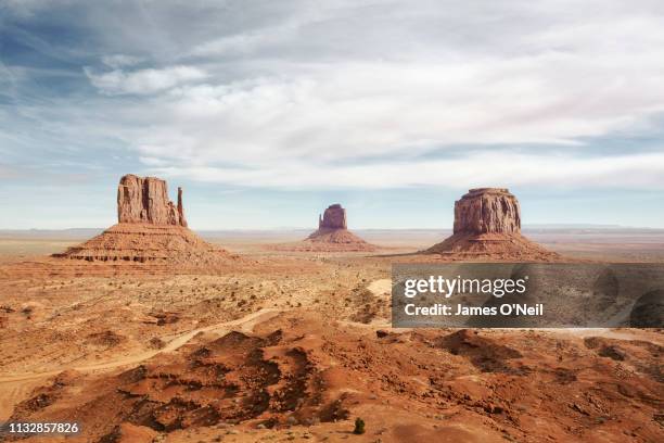 monument valley, arizona, usa - sedimentary stockfoto's en -beelden