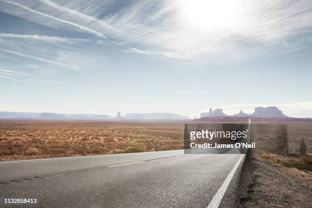 empty straight road with distant cliffs - berma da estrada imagens e fotografias de stock
