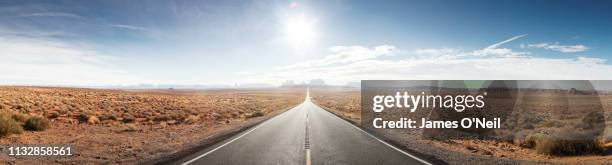 empty straight road with distant cliffs panoramic - route perspective photos et images de collection