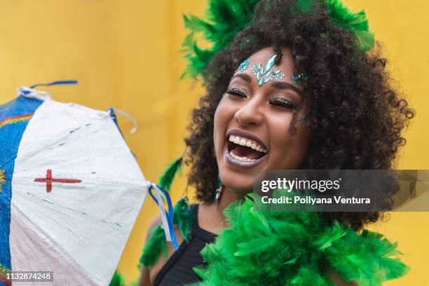 mulher de sorriso que comemora o carnaval em pernambuco, brasil - carnaval in rio de janeiro - fotografias e filmes do acervo