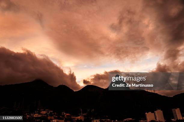 cloud - condições meteorológicas stock-fotos und bilder