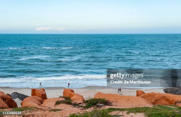 cliffs - linha do horizonte sobre água stock pictures, royalty-free photos & images