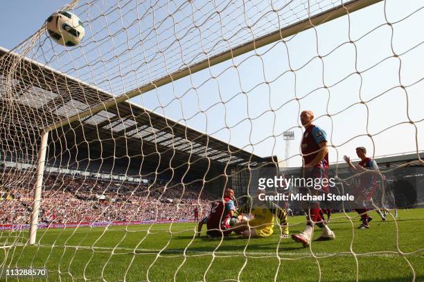 Peter Odemwingie of West Brom scores his sides equalising goal during the Barclays Premier League match between West Bromwich Albion and Aston Villa...