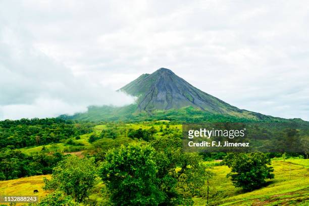 landscape with the arenal volcano, in costa rica - costa rica stock-fotos und bilder