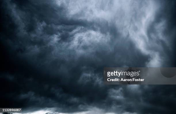 thunderstorm clouds - storm cloud photos et images de collection