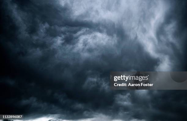 thunderstorm clouds - stormy sky 個照片及圖片檔