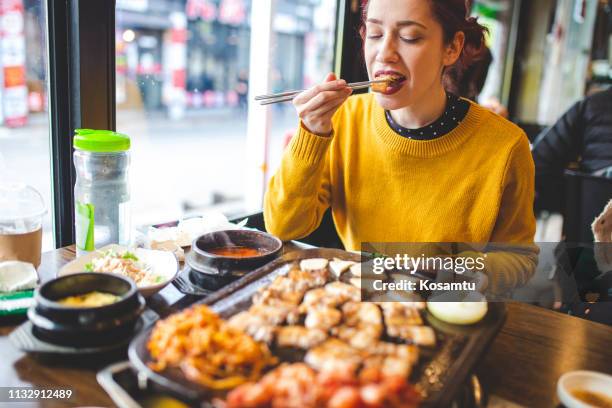 genießen sie ihre reise in koreanischen restaurant, verkostung barbecue - korean culture stock-fotos und bilder