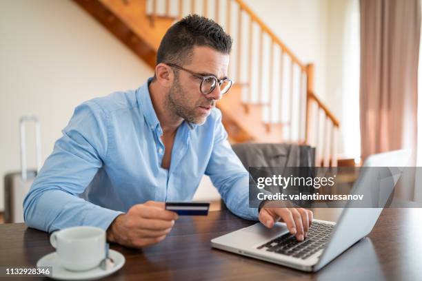 modern businessman using laptop and credit card - customers pay with contactless cards imagens e fotografias de stock