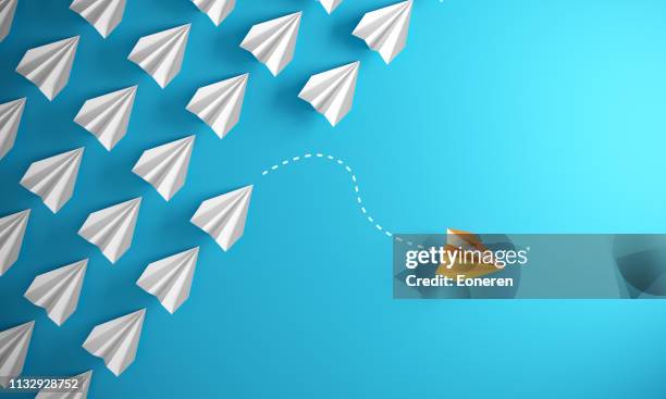 leiderschaps concept met papieren vliegtuigen - leadership concept stockfoto's en -beelden