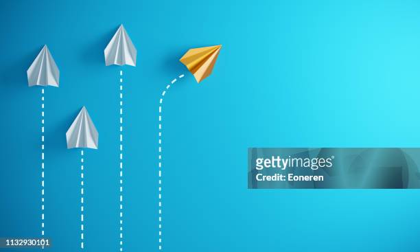 leiderschaps concept met papieren vliegtuigen - opvallen in een menigte stockfoto's en -beelden