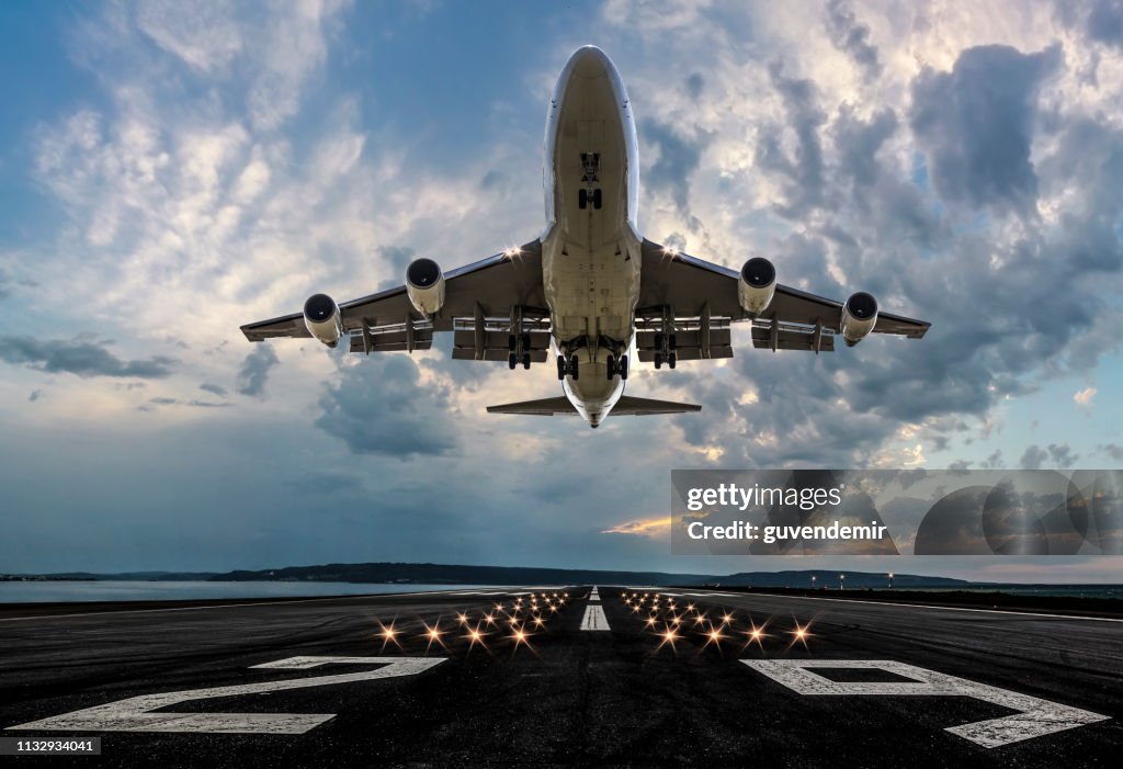 Passagier-Flugzeug abheben bei Sonnenuntergang 