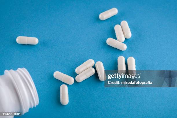 pills spill out of pill bottle - estilo de vida saludable stock-fotos und bilder