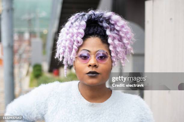 straat portret van jonge vrouw met paars haar - purple hair stockfoto's en -beelden