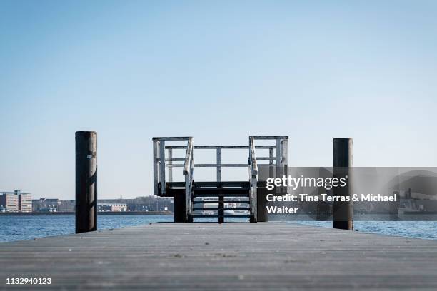 boardwalk at the coast in kiel (germany) - stimmungsvolle umgebung imagens e fotografias de stock