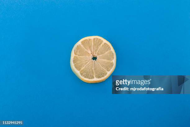lemon slice. - comida vegetariana stockfoto's en -beelden