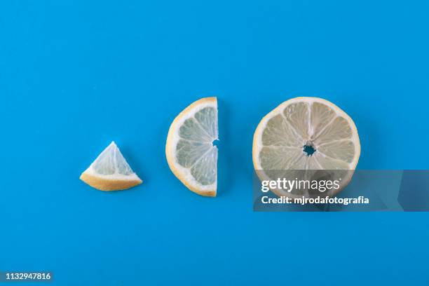 directly above shot of lemon slices on blue blackground - comida vegetariana stockfoto's en -beelden