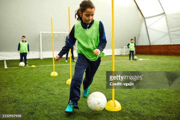 kinderen voetbal - sportief stockfoto's en -beelden