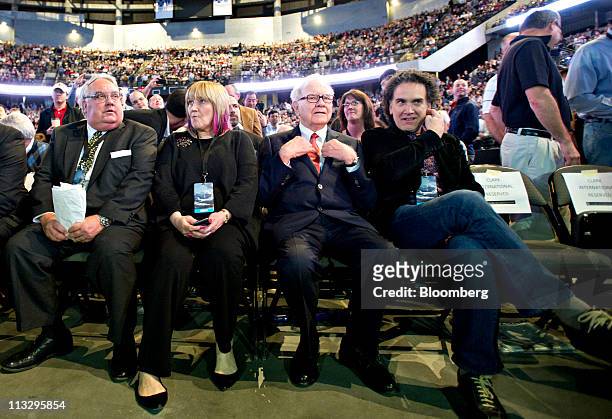 Warren Buffett, chairman of Berkshire Hathaway Inc., second from right, sits with his kids, from left, Howard, Susie and Peter on the floor of the...