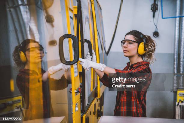 工廠從事數控機床工作的女學徒工程師 - skill 個照片及圖片檔