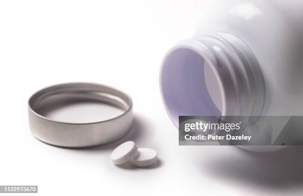 pills with medicine bottle - opioid stockfoto's en -beelden