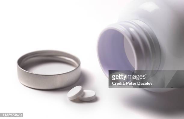 pills with medicine bottle - opióide imagens e fotografias de stock