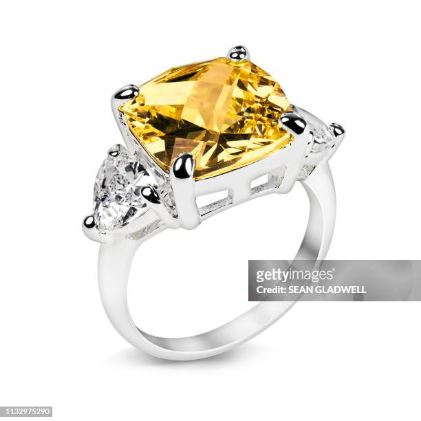 ring with yellow gemstone - anillo joya fotografías e imágenes de stock
