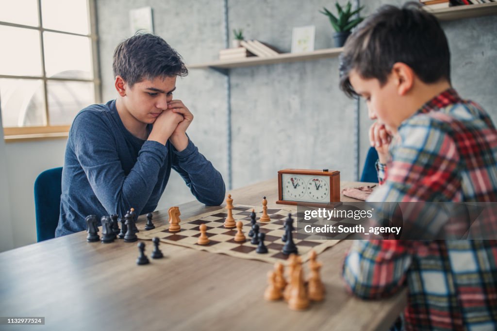 Två smarta Pojkar Leker schack i skolan av schack