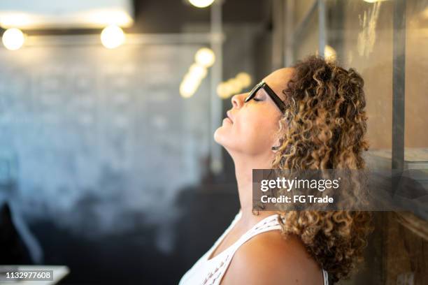 perdedor frustrante do sentimento da mulher do latinx que está no escritório - impaciente - fotografias e filmes do acervo