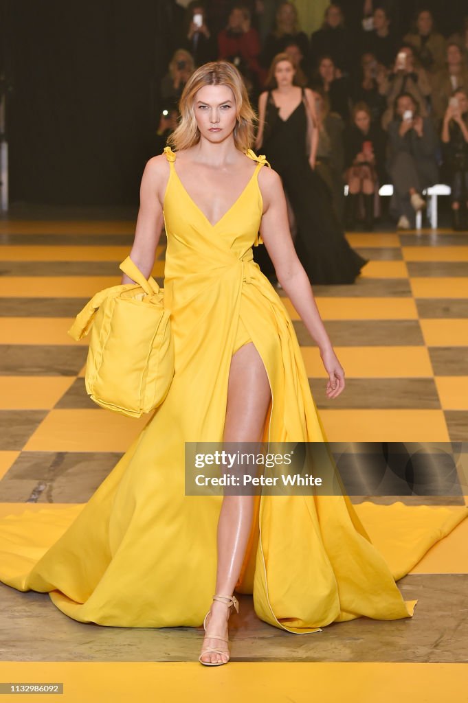 Off-White : Runway - Paris Fashion Week Womenswear Fall/Winter 2019/2020