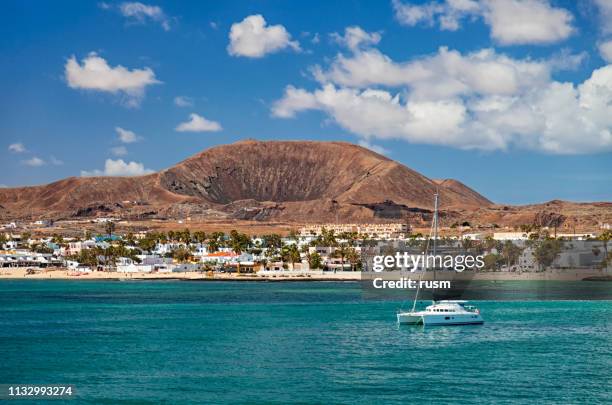 vue d'été de la ville de corralejo de la mer, fuerteventura, iles canaries - corralejo photos et images de collection