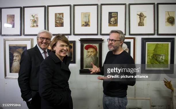 March 2019, Saxony, Leipzig: Federal President Frank-Walter Steinmeier and his wife Elke Büdenbender talk to the painter Michael Triegel in his...
