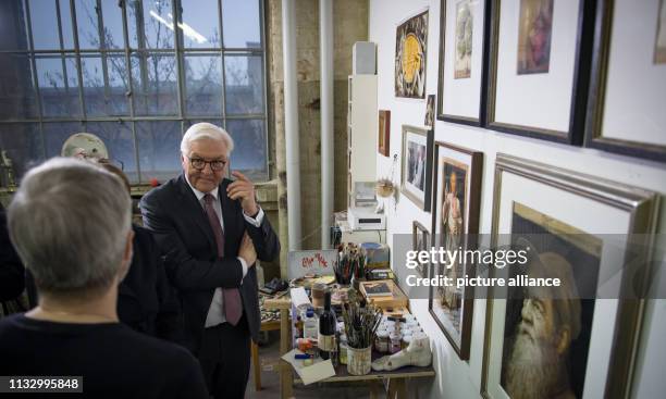 March 2019, Saxony, Leipzig: Federal President Frank-Walter Steinmeier talks to the painter Michael Triegel in his studio in the Leipzig spinning...