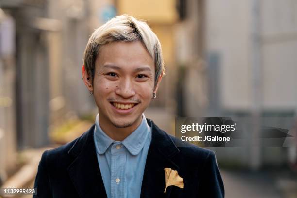 retrato de un joven adulto masculino - bleached hair fotografías e imágenes de stock