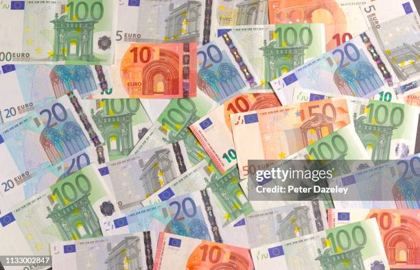 euro notes, overhead shot - one hundred euro note stock pictures, royalty-free photos & images